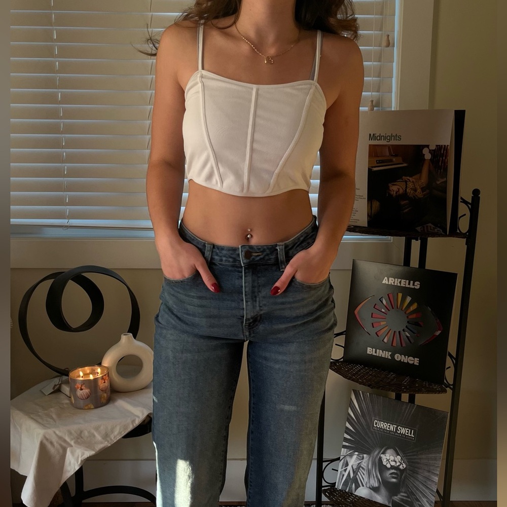 Cute white garage crop top, in good condition!